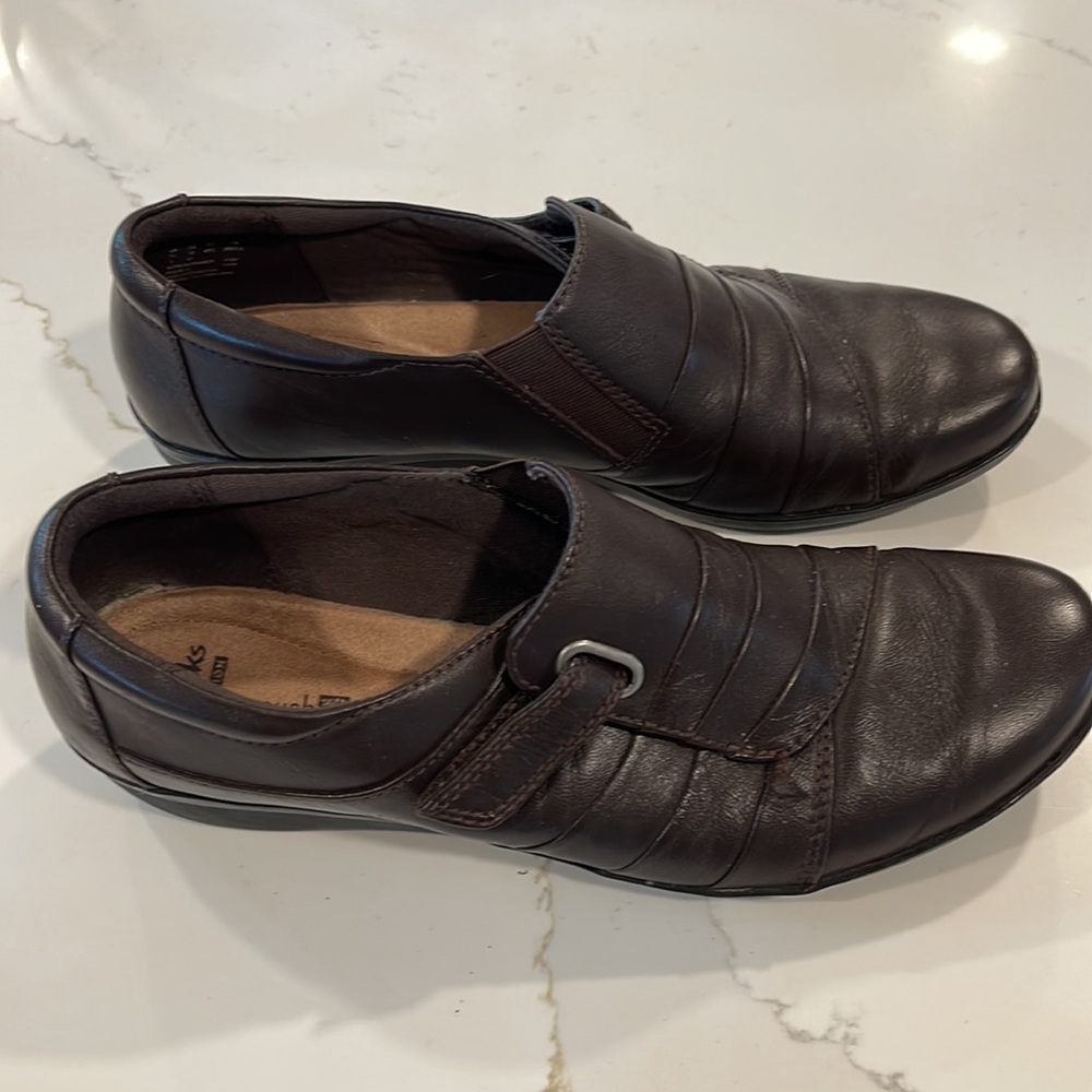Clarks Collection soft cushion brown loafers closed toe - Picture 2 of 4